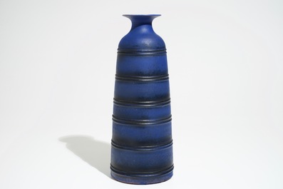 Een modernistische conische vaas met ringen in mat blauw glazuur, Perignem, 2e helft 20e eeuw