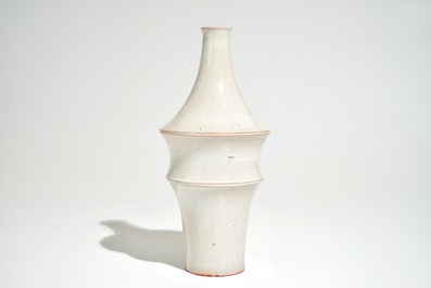 Een modernistische conische vaas met uitsparingen in cr&egrave;me-wit glazuur, Perignem, 2e helft 20e eeuw