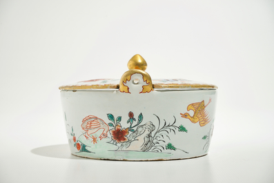 Een fijne botervloot Delft dor&eacute; petit feu naar Chinees famille rose voorbeeld, 18e eeuw