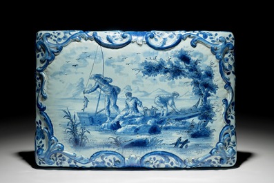Een rechthoekige blauwwitte Delftse dekseldoos met reli&euml;fdecor, 19e eeuw
