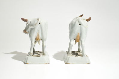 Une paire de vaches sur bases rectangulaires en fa&iuml;ence blanche de Delft &agrave; peinture froide, 18&egrave;me