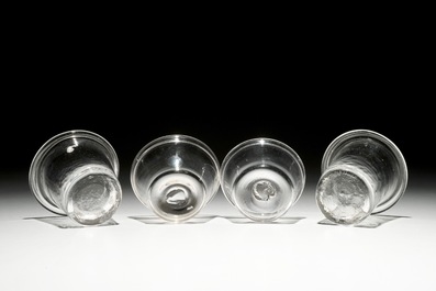 Een grote glazen kom en 27 kleine glazen kommetjes, Engeland of Frankrijk, 19e eeuw