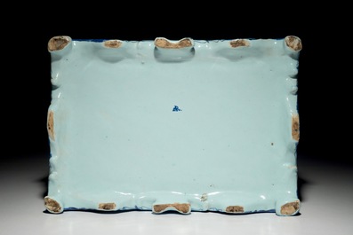 Een rechthoekige blauwwitte Delftse dekseldoos met reli&euml;fdecor, 19e eeuw