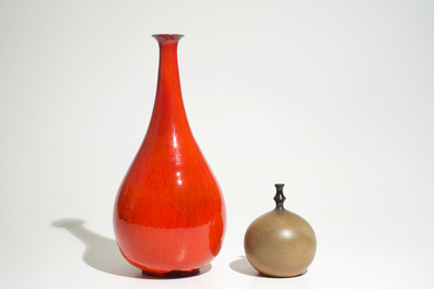 Un grand vase moderniste de forme bouteille et un petit vase globulaire, prob. Amphora, 2&egrave;me moiti&eacute; du 20&egrave;me
