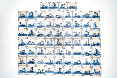 Een veld van 67 blauwwitte Delftse tegels met zeewezens en schepen, 18e eeuw