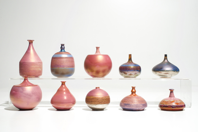 Dix petits vases modernistes aux &eacute;maux bleu&acirc;tres et roses, Perignem et Amphora, 2&egrave;me moiti&eacute; du 20&egrave;me