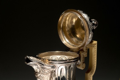 Een Louis XVI zilveren koffie- en melkkan met ivoren handgrepen en een suikerpot, gemerkt J. Roelandts, Gent, 1779