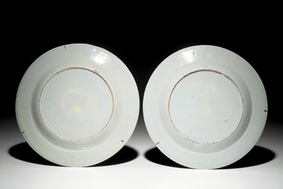 Une paire d'assiettes en fa&iuml;ence de Delft bleu et blanc aux sc&egrave;nes galantes, 18&egrave;me