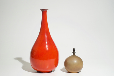 Een modernistische flesvormige vaas met rood druipglazuur en een bruin bolvaasje, wellicht Amphora, 2e helft 20e eeuw