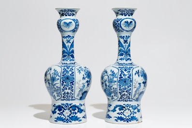 Une paire de grands vases en fa&iuml;ence de Delft bleu et blanc &agrave; d&eacute;cor chinoiserie, 1&egrave;re moiti&eacute; du 18&egrave;me