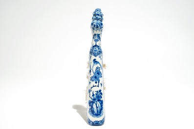 Une brosse en fa&iuml;ence de Delft bleu et blanc, 1&egrave;re moiti&eacute; du 18&egrave;me