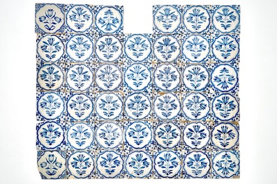 Een veld van 41 blauwwitte Delftse tegels met drietulpen, 17e eeuw