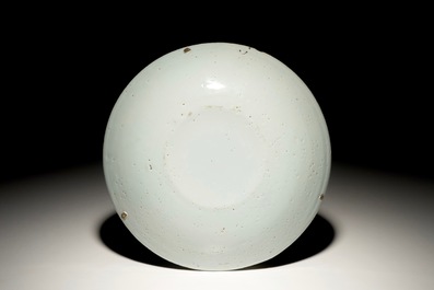 Een fraai polychroom Delfts bord met een tuinvrouw met dochter, 18e eeuw