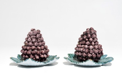 Une paire de terrines en forme de raisins en fa&iuml;ence polychrome de Delft, 18&egrave;me