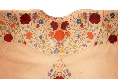 Een zalmkleurige zijden matador cape met floraal decor, Spanje, 1e helft 20e eeuw