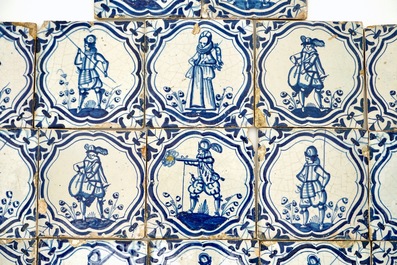Een veld van 22 blauwwitte Delftse tegels met soldaten naar Jacob de Gheyn, 17e eeuw