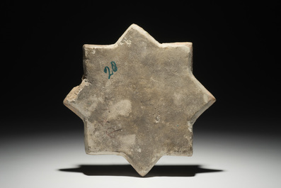 Un carreau islamique en forme d'&eacute;toile &agrave; d&eacute;cor en relief, Kashan, Iran, 13&egrave;me