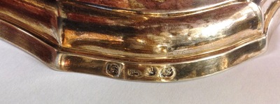 Een paar zilveren Louis XV kandelaars, gemerkt voor Bergen, 1776-1779