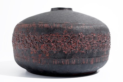 Een grote brede modernistische vaas met reli&euml;fdecor in mat zwart en luster, Perignem, 2e helft 20e eeuw