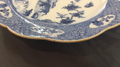 Une paire d'assiettes en porcelaine de Chine bleu et blanc aux animaux dans un jardin, Qianlong