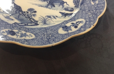 Une paire d'assiettes en porcelaine de Chine bleu et blanc aux animaux dans un jardin, Qianlong