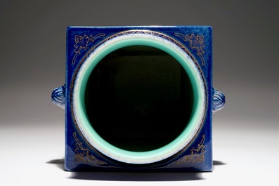 19世纪 蓝地粉彩琮式瓷瓶