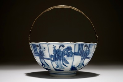 Un bol en porcelaine de Chine bleu et blanc mont&eacute; en argent aux &quot;dames longues&quot;, Kangxi
