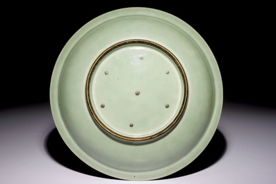 Un plat en porcelaine de Chine c&eacute;ladon &agrave; d&eacute;cor floral, 18/19&egrave;me