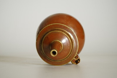 A Chinese monochrome persimmon-glazed kundika with applied gilt decoration, 18/19th C.