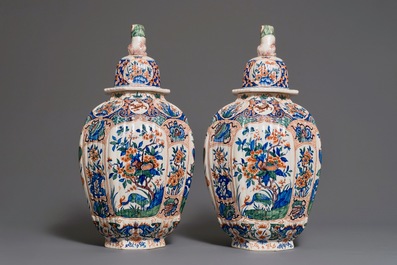 Une paire de grands vases couverts en fa&iuml;ence dans le style de Delft palette cachemire, France, 19&egrave;me