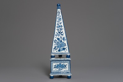 Een blauwwitte obelisk met floraal decor, Braunschweig, Duitsland, 18e eeuw