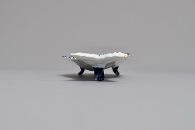 Un pr&eacute;sentoir tripod en forme de hareng en fa&iuml;ence de Delft bleu et blanc, 18&egrave;me