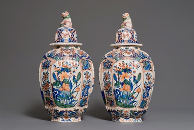 Une paire de grands vases couverts en fa&iuml;ence dans le style de Delft palette cachemire, France, 19&egrave;me