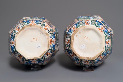 Une paire de grands vases couverts en fa&iuml;ence dans le style de Delft palette cachemire, France, 19&egrave;me