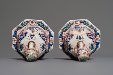 Une paire de grands vases couverts en fa&iuml;ence dans le style de Delft palette cachemire, France, 19&egrave;me