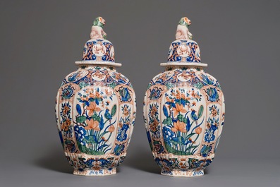 Une paire de grands vases couverts en fa&iuml;ence dans le style de Delft palette cachemire, France, 19&egrave;me