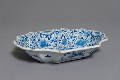 Een blauwwitte slakom met chinoiserie decor van lotus slingers, 18e eeuw