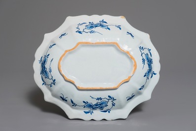 Een blauwwitte slakom met chinoiserie decor van lotus slingers, 18e eeuw