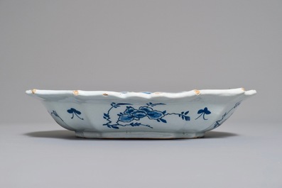 Een blauwwitte slakom met chinoiserie decor van lotus slingers, 18e eeuw