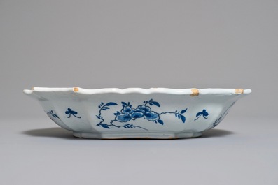 Een blauwwitte slakom met chinoiserie decor van lotus slingers, 18e eeuw