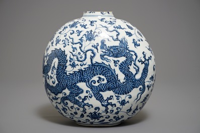 Un vase de forme bouteille en porcelaine de Chine bleu et blanc aux dragons, 19/20&egrave;me