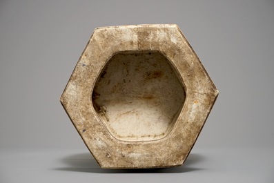 Een hexagonale Chinese qianjiang cai vaas met tweezijdig decor, 19/20e eeuw
