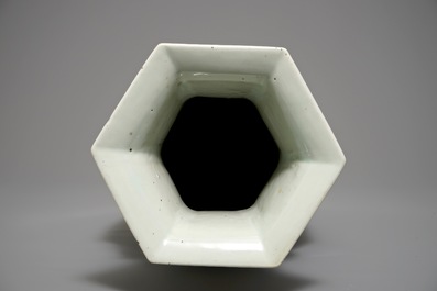 Un vase de forme hexagonale en porcelaine de Chine qianjiang cai &agrave; double d&eacute;cor, 19/20&egrave;me