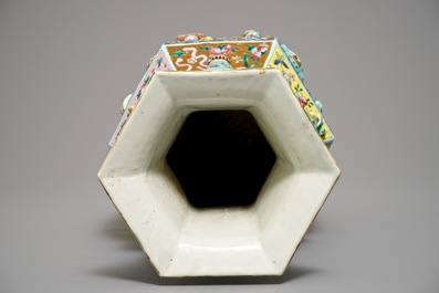 Een hexagonale Chinese famille rose vaas met reli&euml;fdecor van kostbaarheden, 19e eeuw