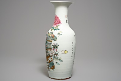 Een Chinese qianjiang cai vaas met decor van kostbaarheden, 19/20e eeuw