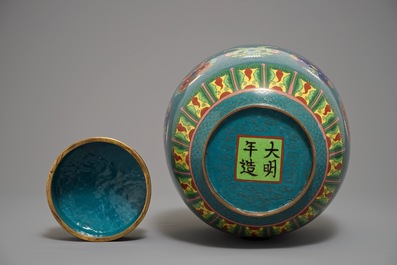 Un pot et son couvercle en cloisonn&eacute; &agrave; d&eacute;cor de masques de taotie, Chine, 19&egrave;me