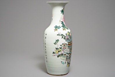 Een Chinese qianjiang cai vaas met decor van kostbaarheden, 19/20e eeuw