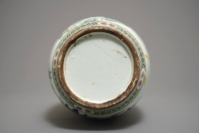 Un grand vase en porcelaine de Chine famille rose aux paons et antiquit&eacute;s, 19&egrave;me