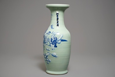 Een Chinese vaas met blauwwit decor op celadon fondkleur, 19e eeuw