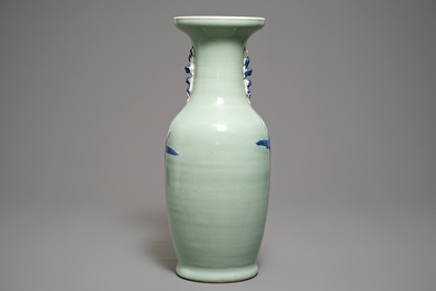 Un vase en porcelaine de Chine &agrave; d&eacute;cor en bleu et blanc sur fond c&eacute;ladon, 19&egrave;me